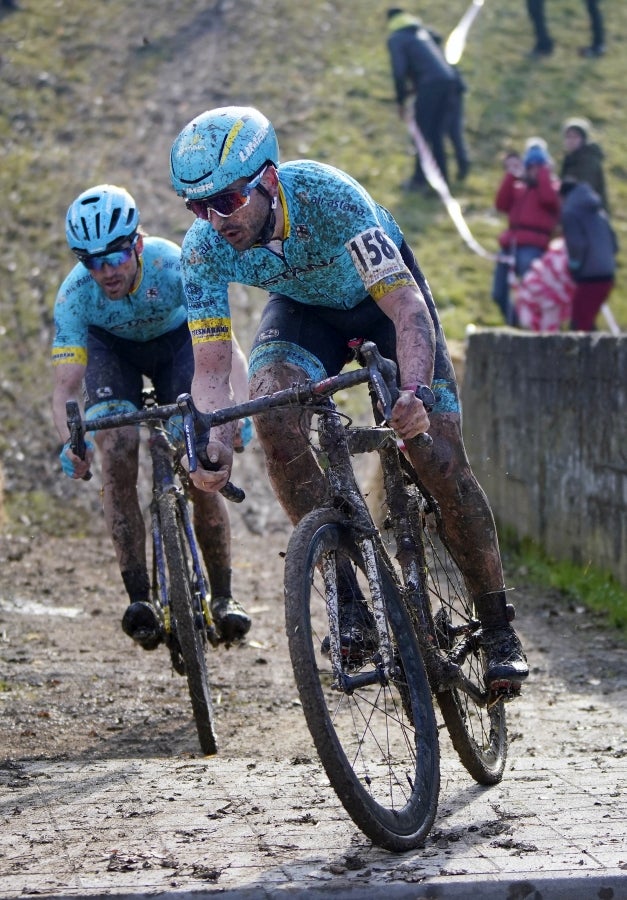 Los hermanos Izagirre han tenido que abandonar este domingo en el ciclo-cross de Ormaiztegi tras una caída. Los dos ciclistas, que hacían su debut en competición con el Astana, se han caído en una bajada siendo Gorka el que se ha llevado la peor parte. La prueba de élite la ha vencido Javier Ruiz de Larrinaga que se retira del ciclo-cross tras 13 años disputando pruebas en Euskadi