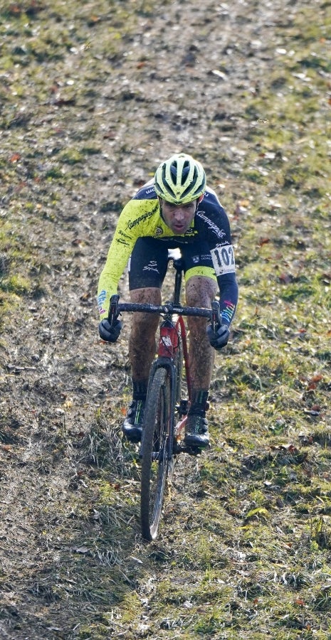 Los hermanos Izagirre han tenido que abandonar este domingo en el ciclo-cross de Ormaiztegi tras una caída. Los dos ciclistas, que hacían su debut en competición con el Astana, se han caído en una bajada siendo Gorka el que se ha llevado la peor parte. La prueba de élite la ha vencido Javier Ruiz de Larrinaga que se retira del ciclo-cross tras 13 años disputando pruebas en Euskadi