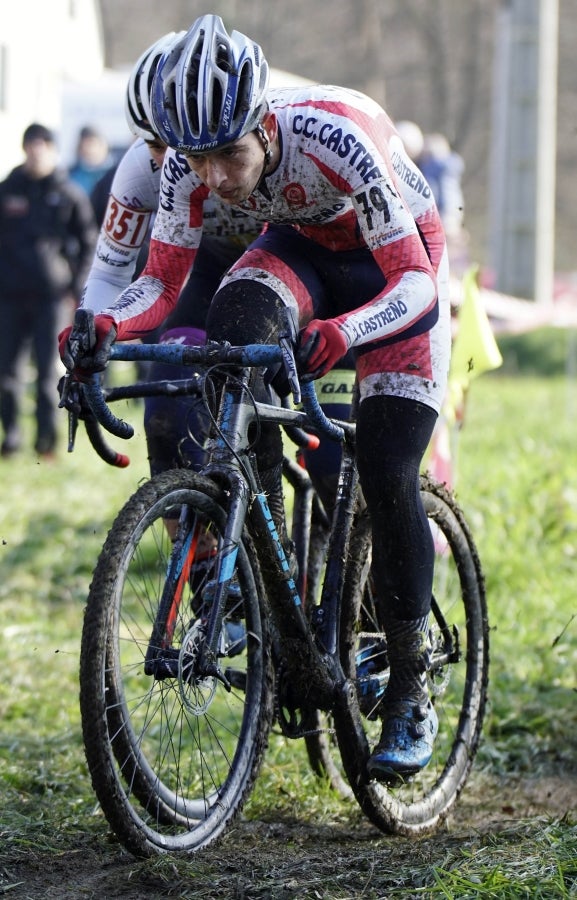 Los hermanos Izagirre han tenido que abandonar este domingo en el ciclo-cross de Ormaiztegi tras una caída. Los dos ciclistas, que hacían su debut en competición con el Astana, se han caído en una bajada siendo Gorka el que se ha llevado la peor parte. La prueba de élite la ha vencido Javier Ruiz de Larrinaga que se retira del ciclo-cross tras 13 años disputando pruebas en Euskadi