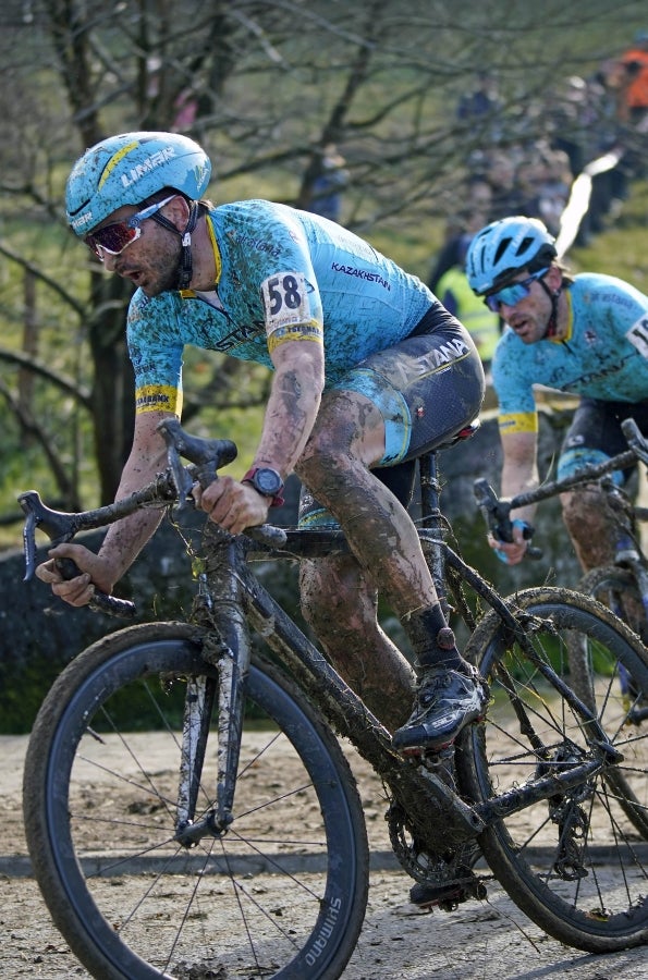 Los hermanos Izagirre han tenido que abandonar este domingo en el ciclo-cross de Ormaiztegi tras una caída. Los dos ciclistas, que hacían su debut en competición con el Astana, se han caído en una bajada siendo Gorka el que se ha llevado la peor parte. La prueba de élite la ha vencido Javier Ruiz de Larrinaga que se retira del ciclo-cross tras 13 años disputando pruebas en Euskadi