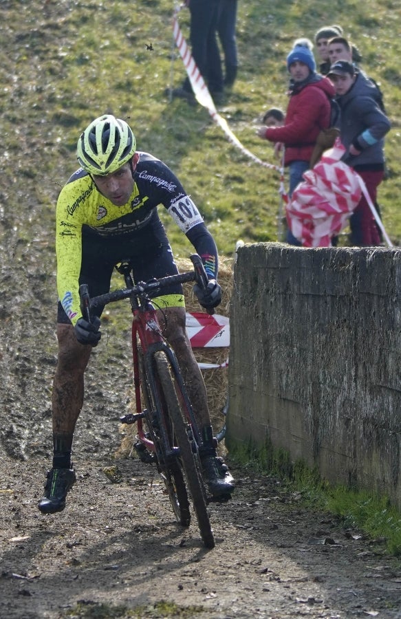 Los hermanos Izagirre han tenido que abandonar este domingo en el ciclo-cross de Ormaiztegi tras una caída. Los dos ciclistas, que hacían su debut en competición con el Astana, se han caído en una bajada siendo Gorka el que se ha llevado la peor parte. La prueba de élite la ha vencido Javier Ruiz de Larrinaga que se retira del ciclo-cross tras 13 años disputando pruebas en Euskadi
