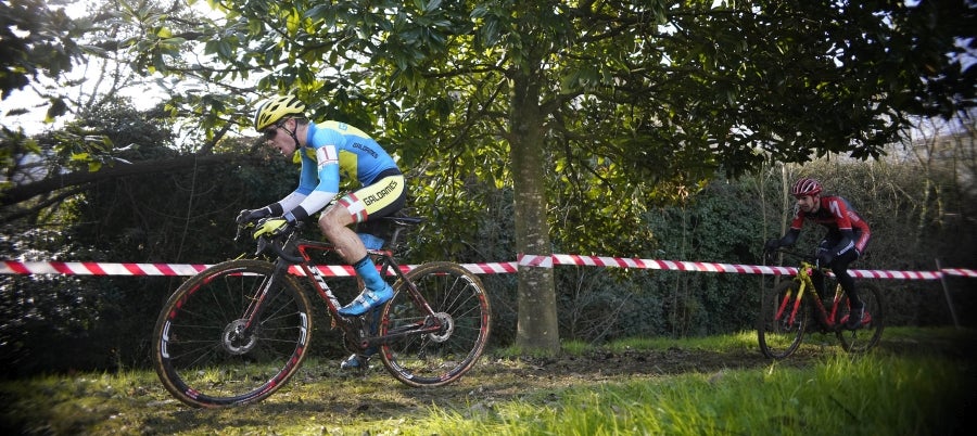 Los hermanos Izagirre han tenido que abandonar este domingo en el ciclo-cross de Ormaiztegi tras una caída. Los dos ciclistas, que hacían su debut en competición con el Astana, se han caído en una bajada siendo Gorka el que se ha llevado la peor parte. La prueba de élite la ha vencido Javier Ruiz de Larrinaga que se retira del ciclo-cross tras 13 años disputando pruebas en Euskadi