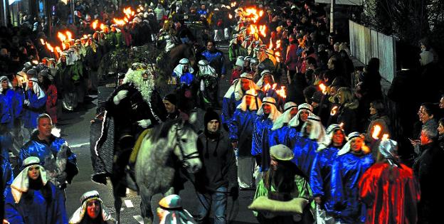 Visita real. La cabalgata de Reyes, iluminada por cientos de antorcheros, en su recorrido por las calles de Andoain. 