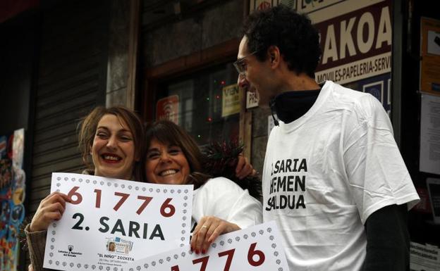 Los dueños de la administración de lotería de Urdiliz, muestran su alegría tras haber repartido el segundo premio del sorteo extraordinario de El Niño.