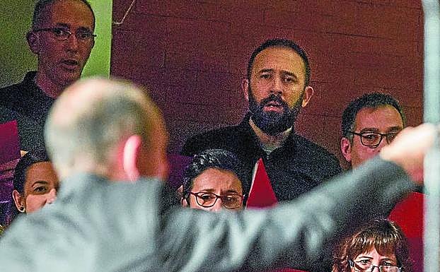 Denis Itxaso con el coro Landarbaso. 