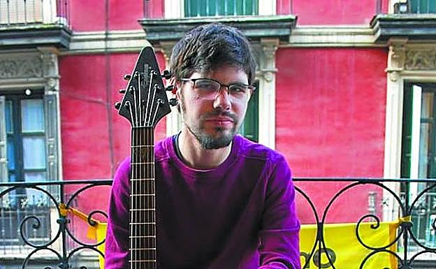 Lander Martínez con su guitarra.
