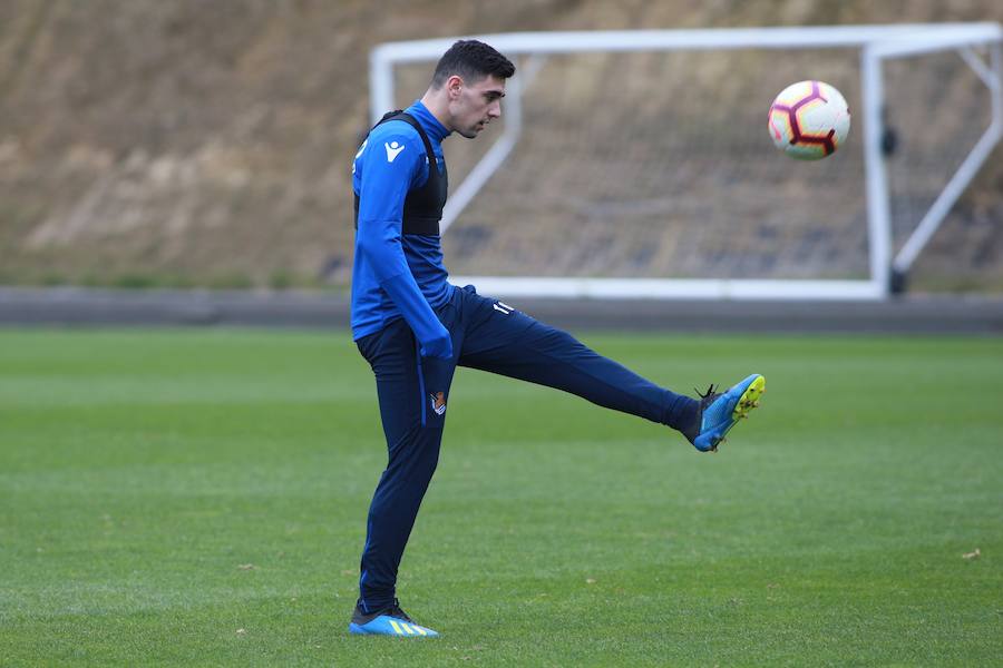 Los titulares ayer en Madrid han hecho trabajo de recuperación bajo techo y los que no salieron de inicio y no fueron convocados se han entrenado a buen nivel en el campo principal, jaleados todos por los escolares presentes en la grada. 