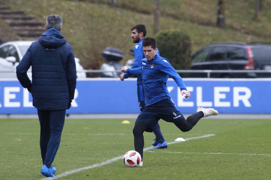 Los titulares ayer en Madrid han hecho trabajo de recuperación bajo techo y los que no salieron de inicio y no fueron convocados se han entrenado a buen nivel en el campo principal, jaleados todos por los escolares presentes en la grada. 
