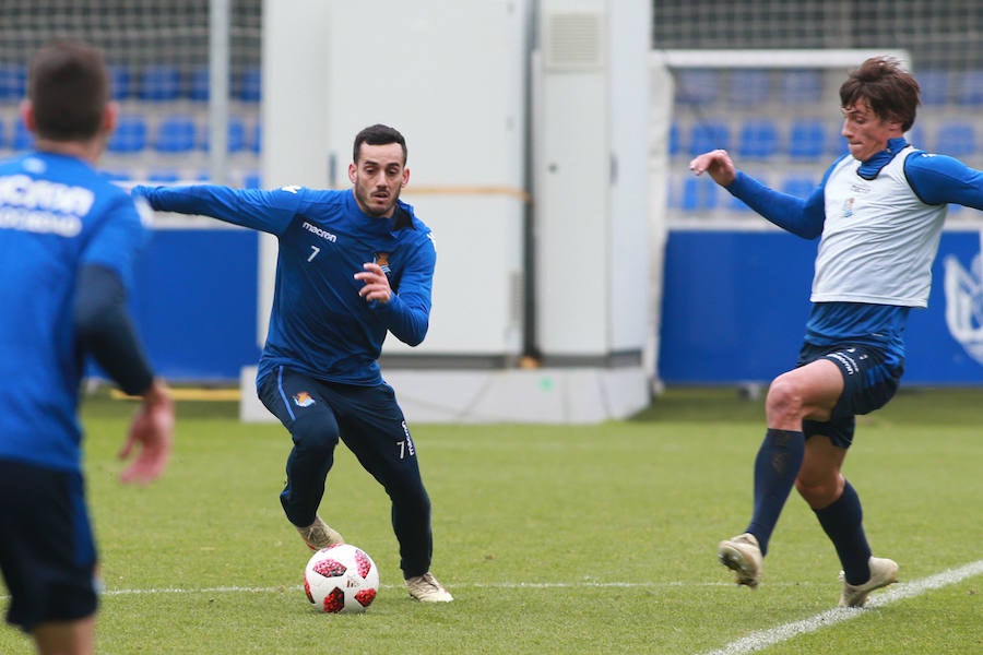 Los titulares ayer en Madrid han hecho trabajo de recuperación bajo techo y los que no salieron de inicio y no fueron convocados se han entrenado a buen nivel en el campo principal, jaleados todos por los escolares presentes en la grada. 
