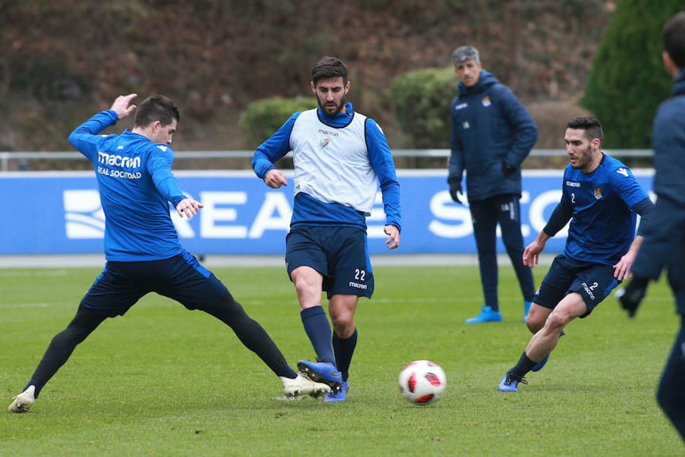 Los titulares ayer en Madrid han hecho trabajo de recuperación bajo techo y los que no salieron de inicio y no fueron convocados se han entrenado a buen nivel en el campo principal, jaleados todos por los escolares presentes en la grada. 