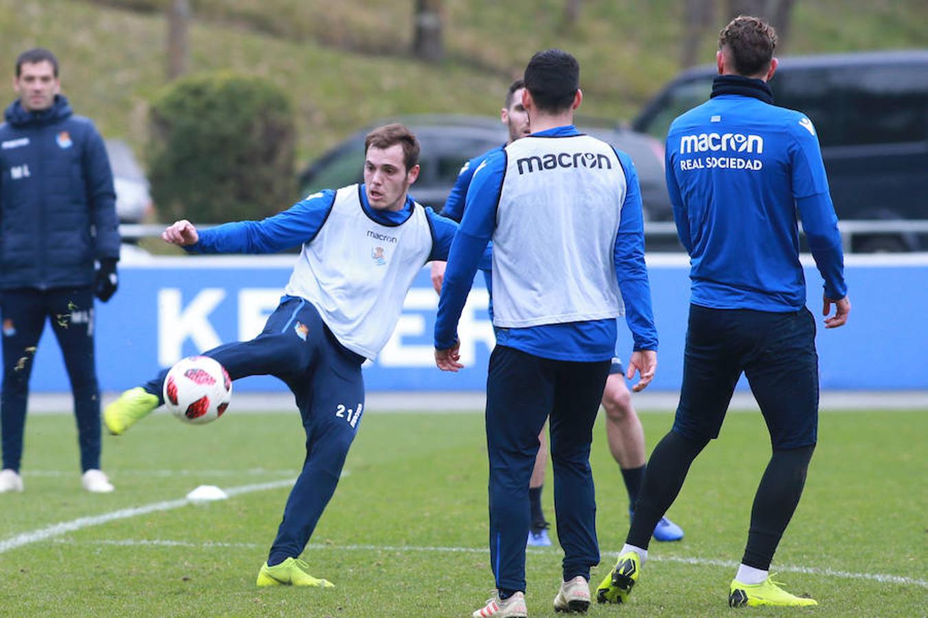 Los titulares ayer en Madrid han hecho trabajo de recuperación bajo techo y los que no salieron de inicio y no fueron convocados se han entrenado a buen nivel en el campo principal, jaleados todos por los escolares presentes en la grada. 