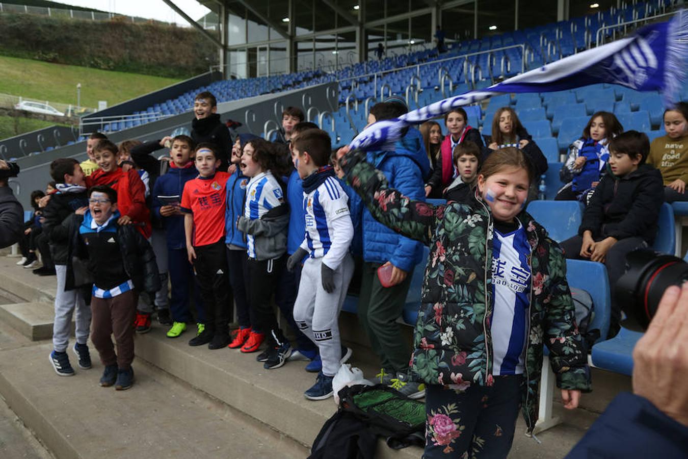 Los titulares ayer en Madrid han hecho trabajo de recuperación bajo techo y los que no salieron de inicio y no fueron convocados se han entrenado a buen nivel en el campo principal, jaleados todos por los escolares presentes en la grada. 