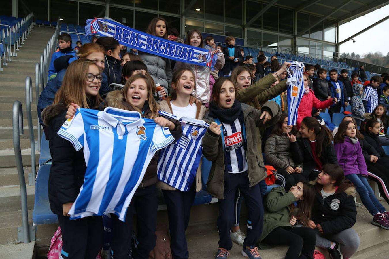 Los titulares ayer en Madrid han hecho trabajo de recuperación bajo techo y los que no salieron de inicio y no fueron convocados se han entrenado a buen nivel en el campo principal, jaleados todos por los escolares presentes en la grada. 