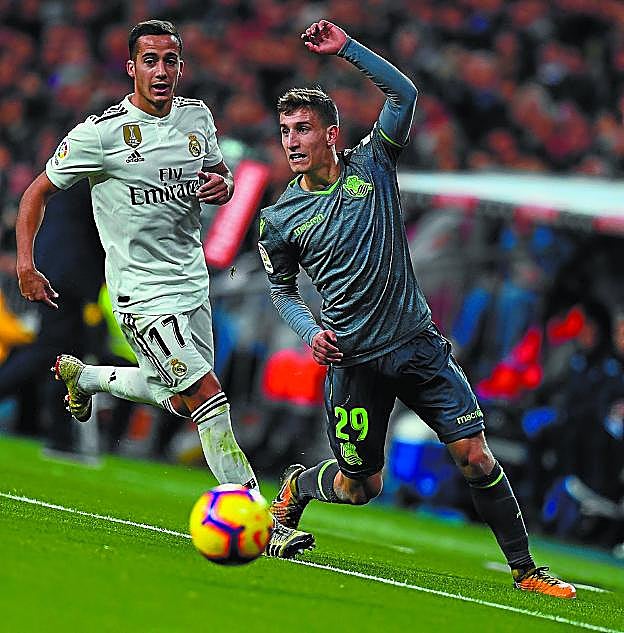 Duelo. Aihen Muñoz, con el dorsal 29, se adelanta a Lucas Vázquez.