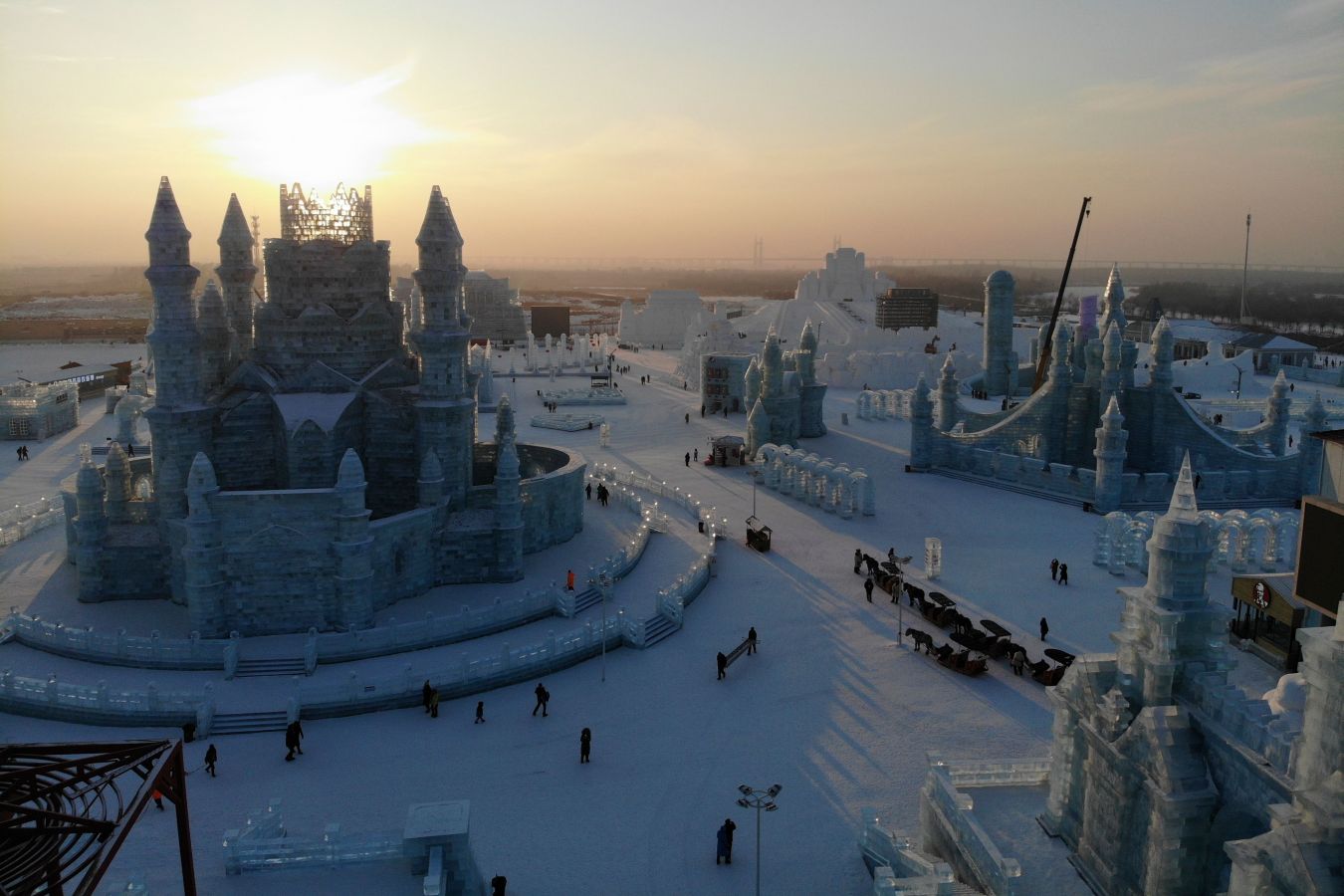 Las enormes edificios de hielo construidos con motivo del festival de hielo y nieve de Harvin (China) vistos desde el aire
