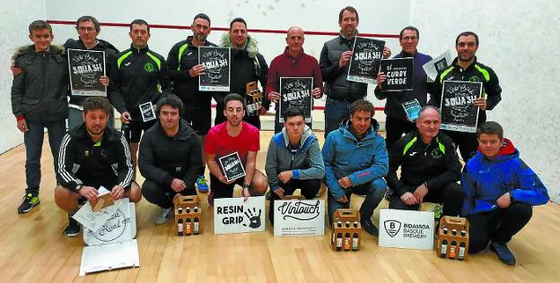 Algunos de los participantes en la sexta edición del Torneo de Navidad de Lur Alai Squash Kluba.