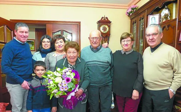La homenajeada. Emiliana García junto a su marido, con parte de su familia y el alcalde. 
