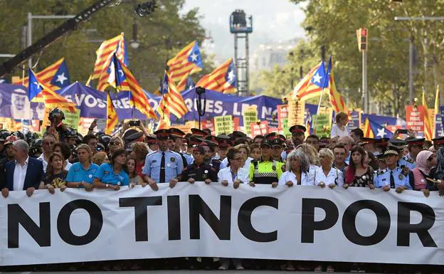 Imagen principal - Manifestación contra el terrorismo, tras los atentados yihadistas en Barcelona y Cambrils. 