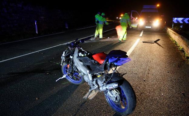 La moto en la que viajaba el fallecido.