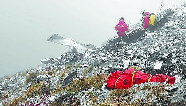 El segundo de los cadáveres, tras ser rescatado por los especialistas en montaña de debajo de los restos de la avioneta. 