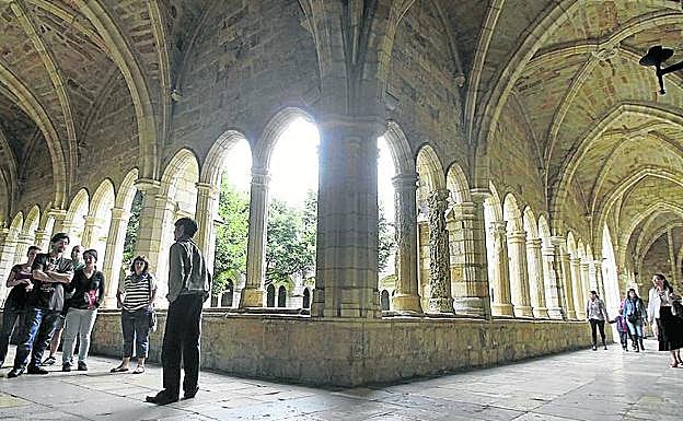 Visitantes en el claustro de la catedral. 
