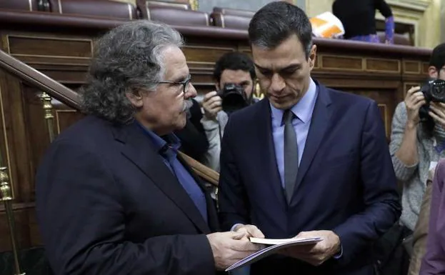 El presidente del Gobierno, Pedro Sánchez, con el portavoz de ERC en el Congreso, Joan Tardà.