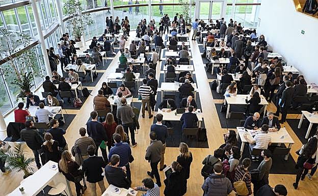 Jóvenes entrevistándose con directivos de empresas en el pasado Gipuzkoa Talent