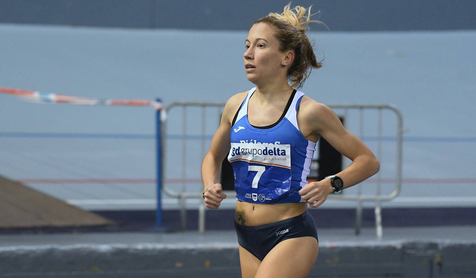La atleta irundarra se ha impuesto en la final de los 60 metros vallas del Campeonato de Gipuzkoa absoluto disputado en el velódromo de Anoeta. 