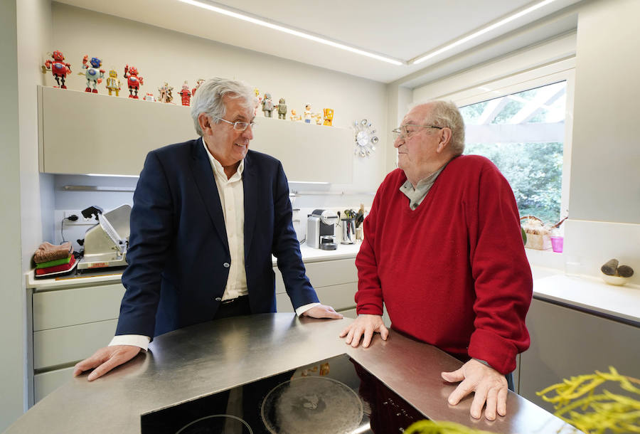 Juan Mari Arzak y Pedro Miguel Etxenike, únicos Medallas de Oro de San Sebastián con vida, charlan sobre la ciudad reunidos por DV 