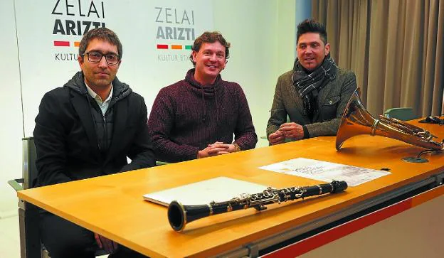 Presentación. Ibon Elgarresta, Luis Orduña y Mikel Serrano ayer en la casa de cultura Zelai Arizti.

