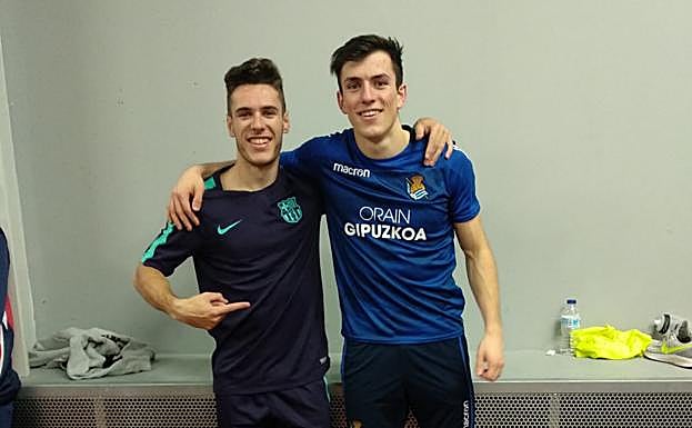 Adrián Rocandio, con la camiseta de la Real, posa junto a Manuel Guijarro tras el récord. 