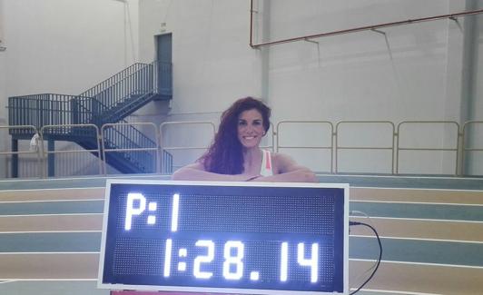 Laura Bueno, tras batir la plusmarca. 