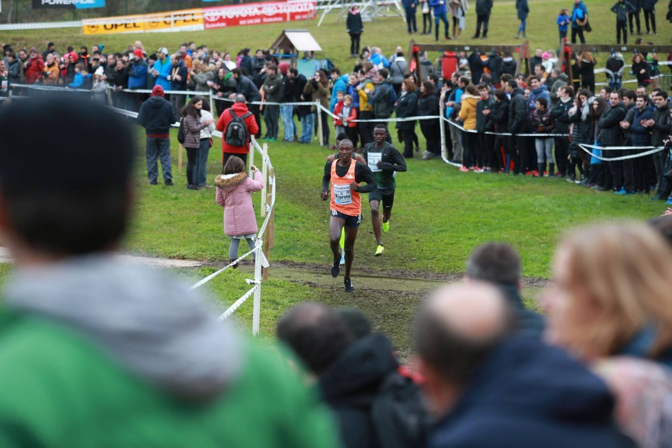 Cerca de mil participantes de diferentes categorías han disfrutado del Cross Juan Muguerza de Elgoibar, una de las mejores pruebas del mundo de campo a través