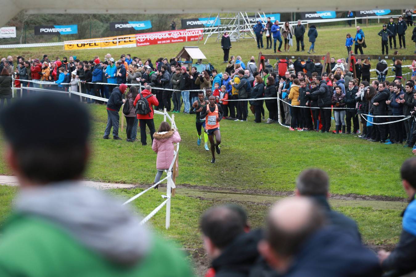 Cerca de mil participantes de diferentes categorías han disfrutado del Cross Juan Muguerza de Elgoibar, una de las mejores pruebas del mundo de campo a través