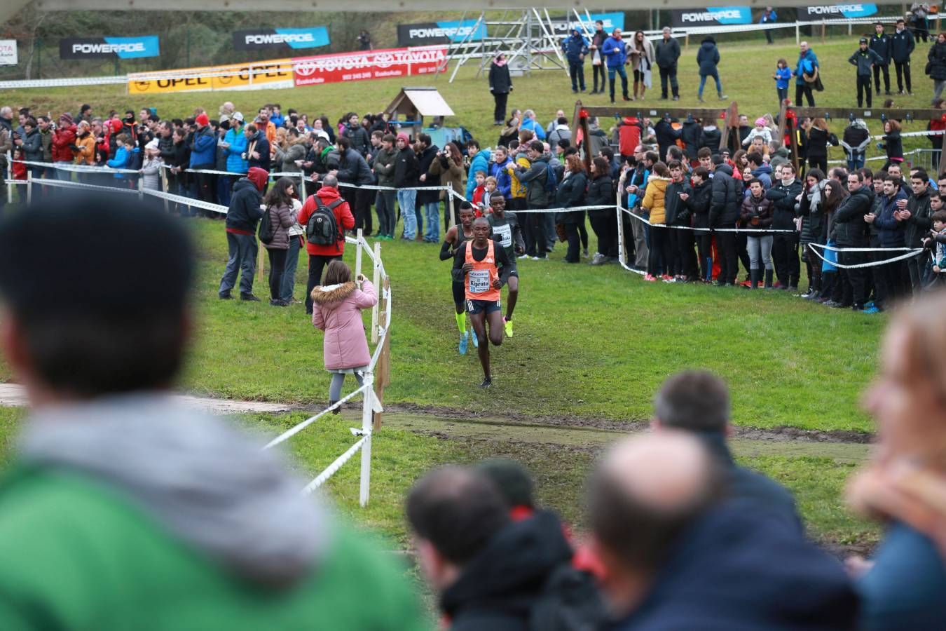 Cerca de mil participantes de diferentes categorías han disfrutado del Cross Juan Muguerza de Elgoibar, una de las mejores pruebas del mundo de campo a través
