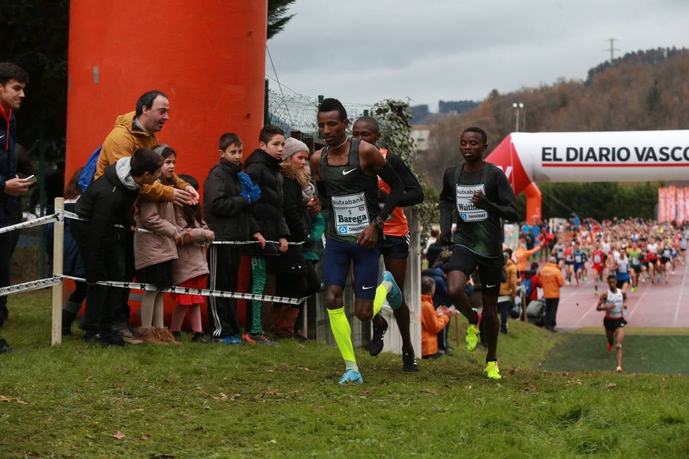 Cerca de mil participantes de diferentes categorías han disfrutado del Cross Juan Muguerza de Elgoibar, una de las mejores pruebas del mundo de campo a través