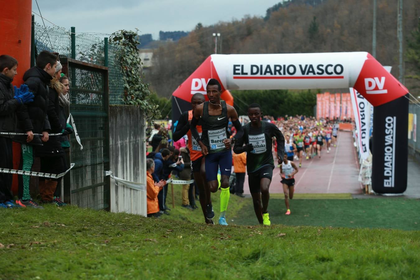 Cerca de mil participantes de diferentes categorías han disfrutado del Cross Juan Muguerza de Elgoibar, una de las mejores pruebas del mundo de campo a través