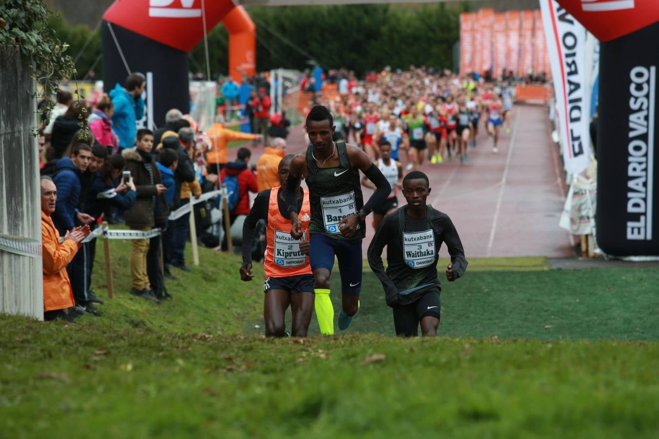 Cerca de mil participantes de diferentes categorías han disfrutado del Cross Juan Muguerza de Elgoibar, una de las mejores pruebas del mundo de campo a través