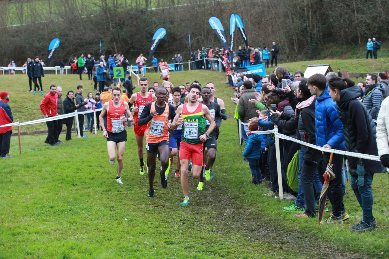 Cerca de mil participantes de diferentes categorías han disfrutado del Cross Juan Muguerza de Elgoibar, una de las mejores pruebas del mundo de campo a través