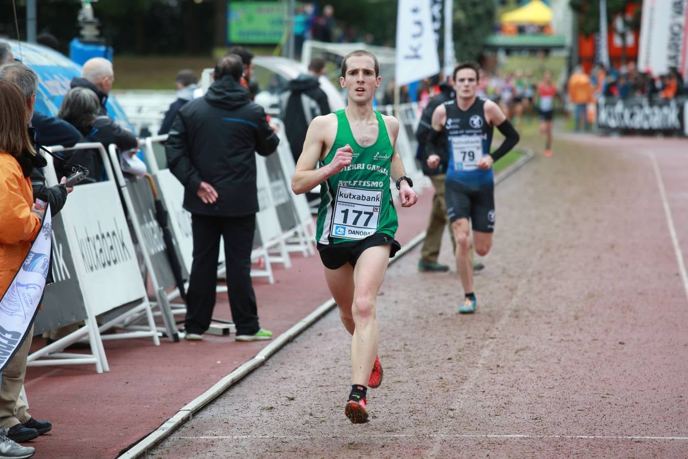 Cerca de mil participantes de diferentes categorías han disfrutado del Cross Juan Muguerza de Elgoibar, una de las mejores pruebas del mundo de campo a través