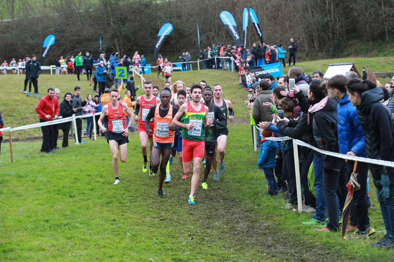 Cerca de mil participantes de diferentes categorías han disfrutado del Cross Juan Muguerza de Elgoibar, una de las mejores pruebas del mundo de campo a través