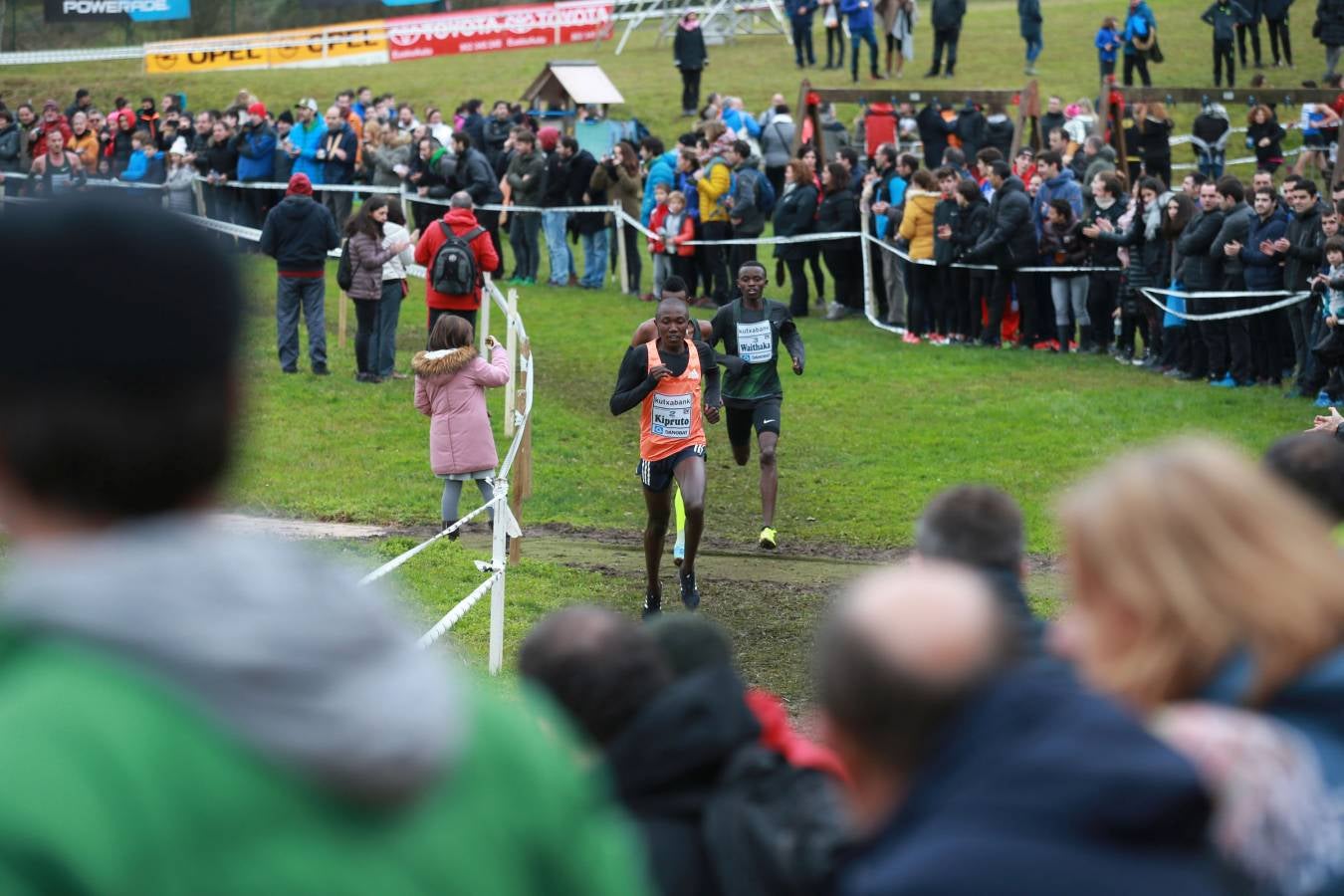 Cerca de mil participantes de diferentes categorías han disfrutado del Cross Juan Muguerza de Elgoibar, una de las mejores pruebas del mundo de campo a través