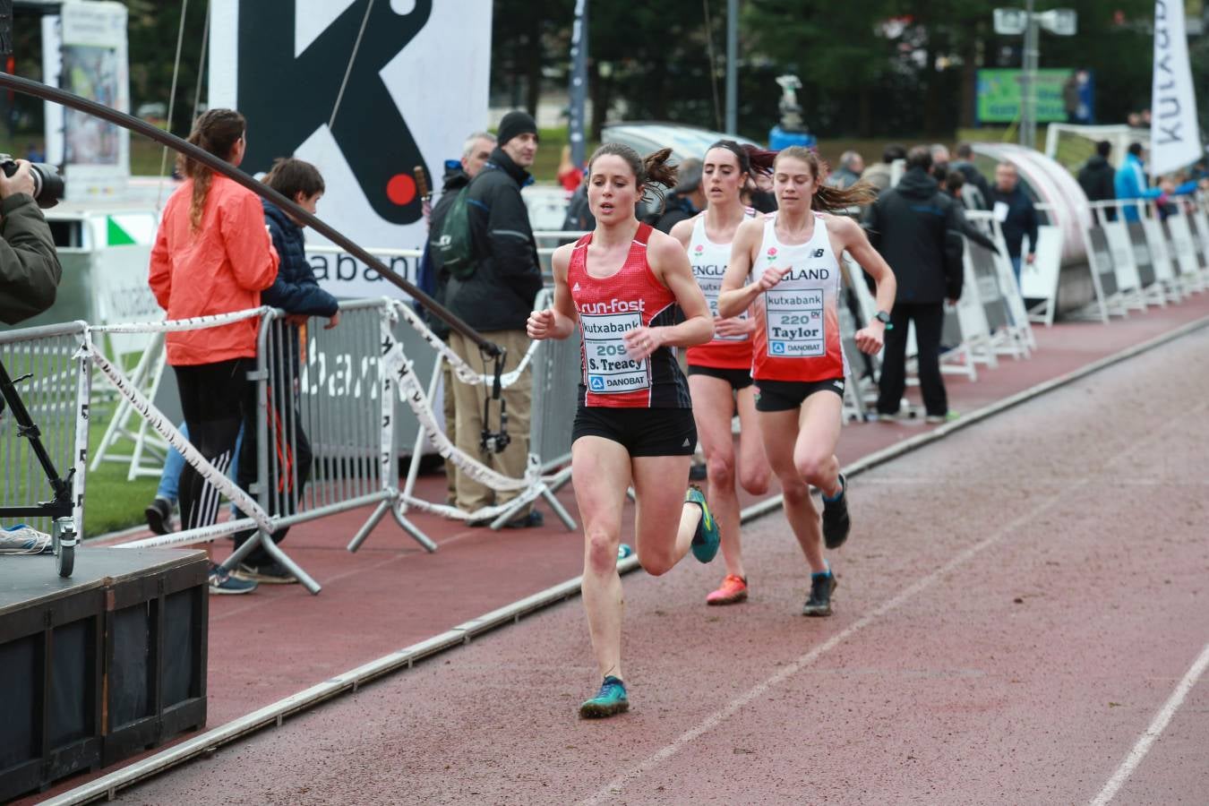 Cerca de mil participantes de diferentes categorías han disfrutado del Cross Juan Muguerza de Elgoibar, una de las mejores pruebas del mundo de campo a través