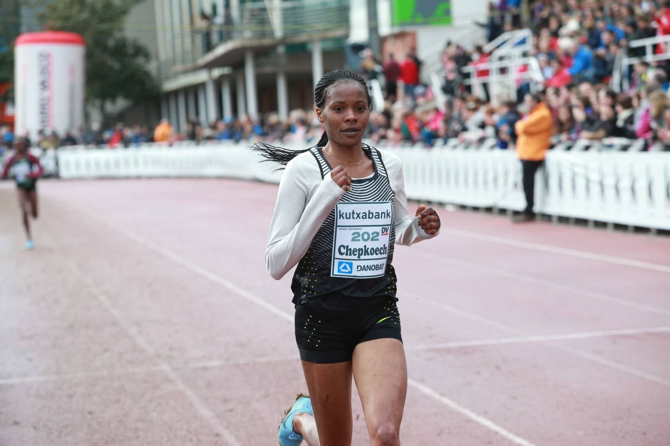 Cerca de mil participantes de diferentes categorías han disfrutado del Cross Juan Muguerza de Elgoibar, una de las mejores pruebas del mundo de campo a través