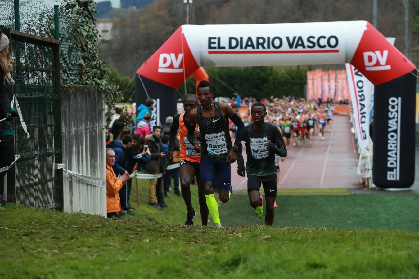 Cerca de mil participantes de diferentes categorías han disfrutado del Cross Juan Muguerza de Elgoibar, una de las mejores pruebas del mundo de campo a través