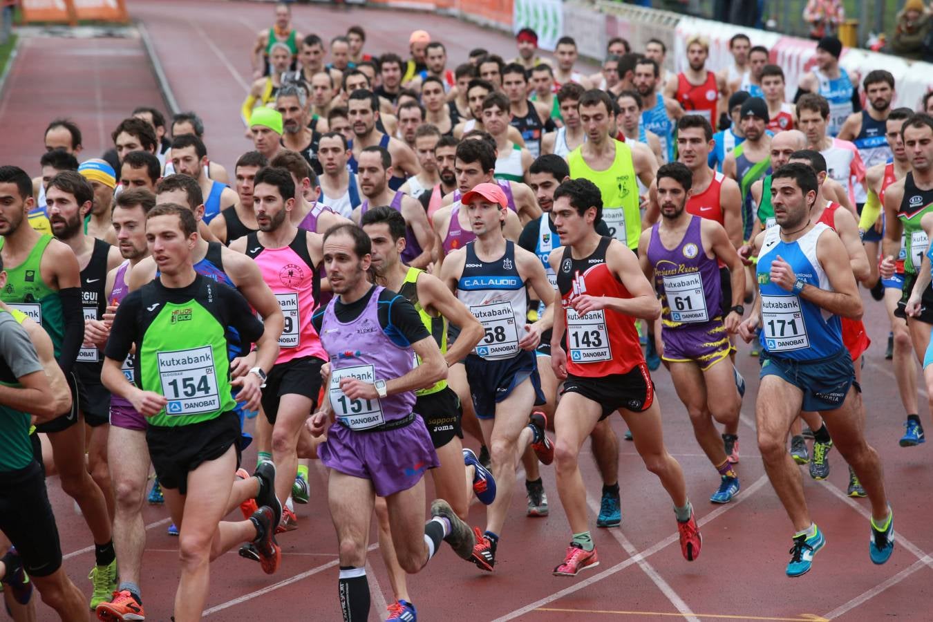 Cerca de mil participantes de diferentes categorías han disfrutado del Cross Juan Muguerza de Elgoibar, una de las mejores pruebas del mundo de campo a través