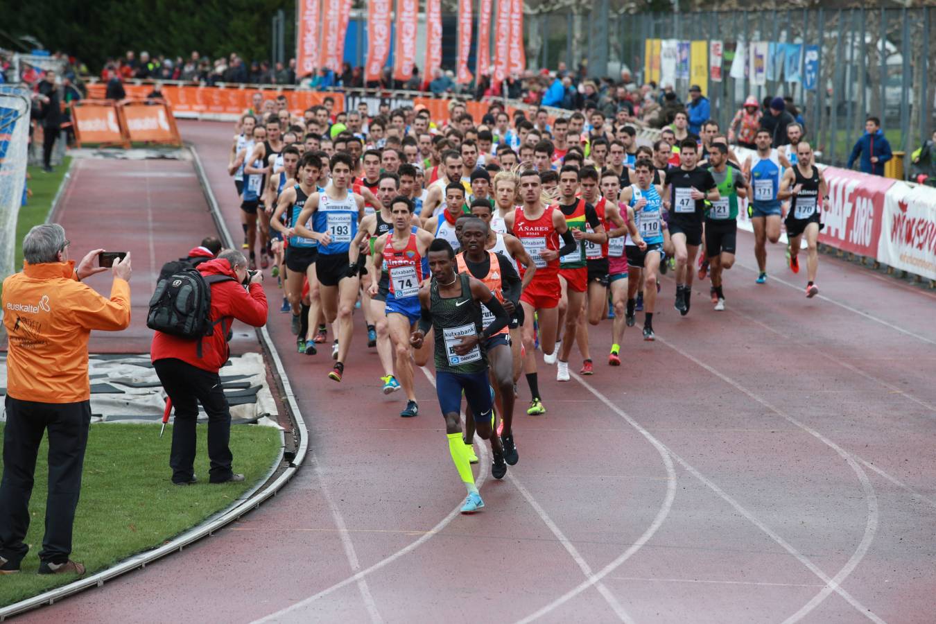 Cerca de mil participantes de diferentes categorías han disfrutado del Cross Juan Muguerza de Elgoibar, una de las mejores pruebas del mundo de campo a través