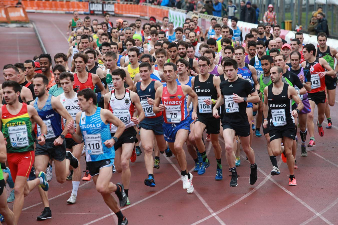 Cerca de mil participantes de diferentes categorías han disfrutado del Cross Juan Muguerza de Elgoibar, una de las mejores pruebas del mundo de campo a través