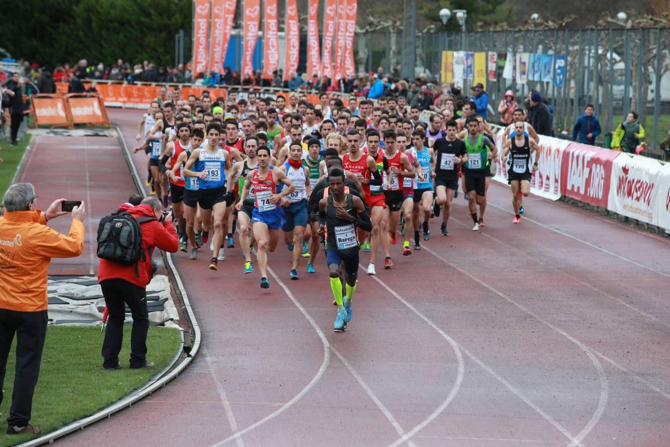 Cerca de mil participantes de diferentes categorías han disfrutado del Cross Juan Muguerza de Elgoibar, una de las mejores pruebas del mundo de campo a través