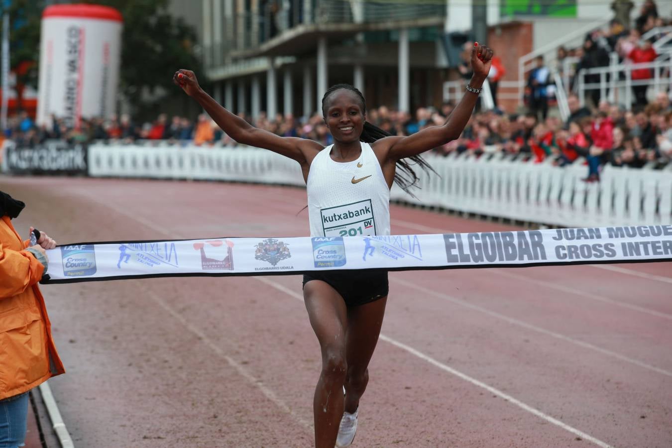 Cerca de mil participantes de diferentes categorías han disfrutado del Cross Juan Muguerza de Elgoibar, una de las mejores pruebas del mundo de campo a través
